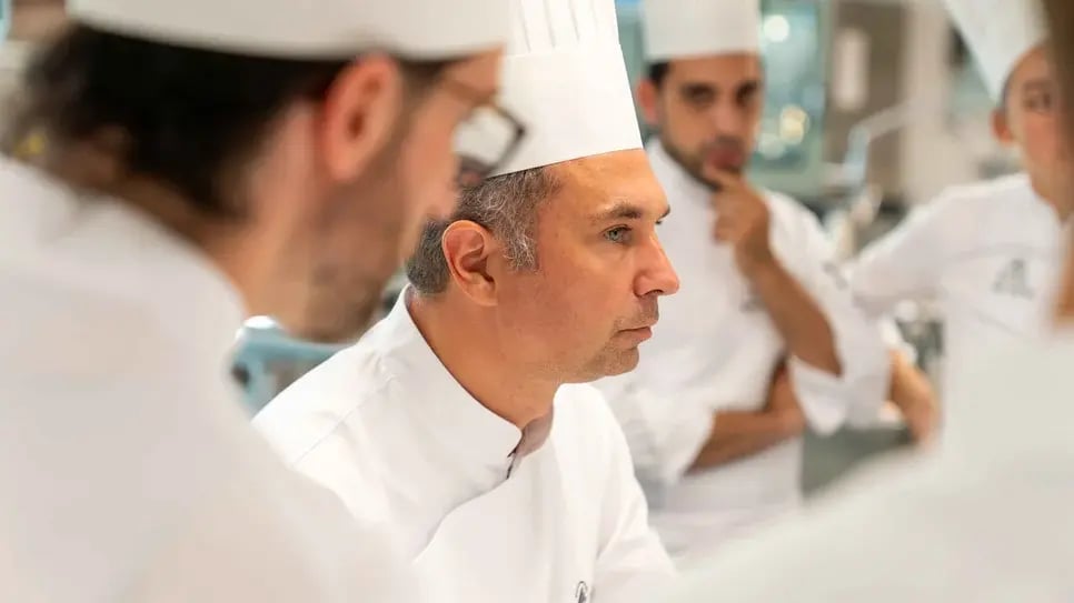 ai-restaurant-kitchen-human-chefs-oper