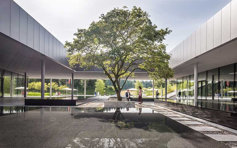 EHL Campus Lausanne - Aussenbereich vor der Rezeption