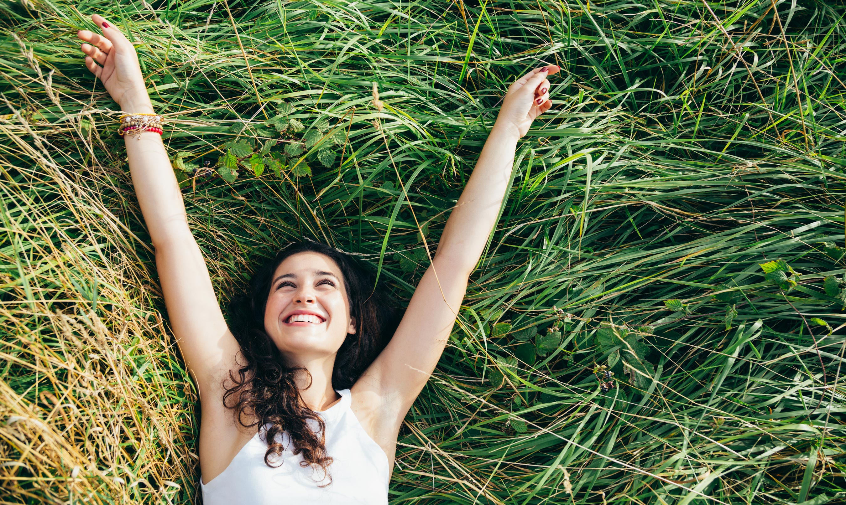 Happy girl. Девушка смеется. Счастливая женщина лежит. Девушки лежат на траве и смеются. Трава для смеха.